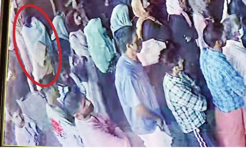 പൊന്നാനി താലൂക്ക് ആശുപത്രിയിലെ മോഷണത്തിന്റെ സി.സി.ടി.വി ദൃശ്യം പൊന്നാനി താലൂക്ക് ആശുപത്രിയിലെ മോഷണത്തിന്റെ സി.സി.ടി.വി ദൃശ്യം