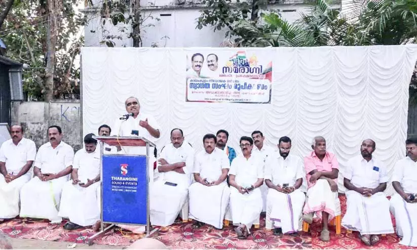 കോ​ൺ​ഗ്ര​സ് കാ​യം​കു​ളം നി​യോ​ജ​ക മ​ണ്ഡ​ലം ക​ൺ​വെ​ൻ​ഷ​ൻ ഡി.​സി.​സി പ്ര​സി​ഡ​ന്‍റ്​ ബി. ​ബാ​ബു പ്ര​സാ​ദ് ഉ​ദ്ഘാ​ട​നം ചെ​യ്യു​ന്നു