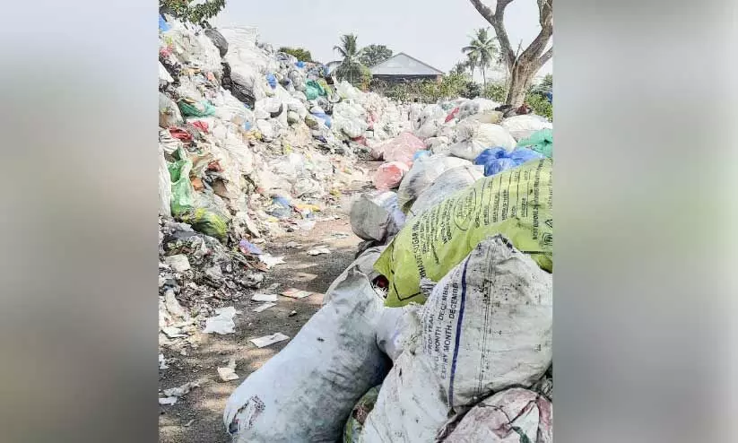 പ​റ​വൂ​ർ ന​ഗ​ര​സ​ഭ​യു​ടെ മാ​ലി​ന്യ സം​ഭ​ര​ണ കേ​ന്ദ്ര​ത്തി​ൽ കു​ന്നു​കൂ​ടി​യ മാ​ലി​ന്യം