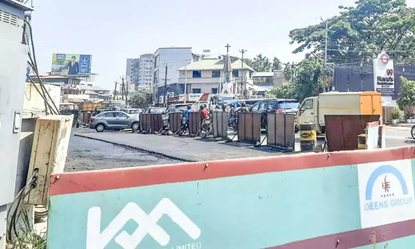 മെ​ട്രോ കാ​ക്ക​നാ​ട്ടേ​ക്ക് നീ​ട്ടു​ന്ന​തി​ന്‍റെ ഭാ​ഗ​മാ​യി പാ​ലാ​രി​വ​ട്ടം ആ​ലി​ൻ​ചു​വ​ട് ഭാ​ഗ​ത്ത് പ്ര​വൃ​ത്തി പു​രോ​ഗ​മി​ക്കു​ന്ന ഭാ​ഗ​ത്തെ ഗ​താ​ഗ​ത​ക്കു​രു​ക്ക്