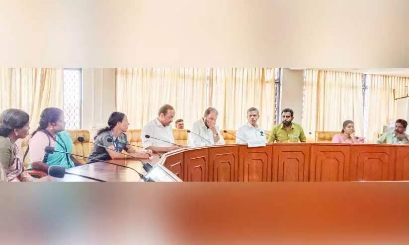 മൂ​ത്ത​കു​ന്നം ഗ​വ.​എ​ൽ.​പി സ്‌​കൂ​ളി​നാ​യി സ്‌​ഥ​ലം ഏ​റ്റെ​ടു​ക്കു​ന്ന​തുമായി ബന്ധപ്പെട്ട്​ തി​രു​വ​ന​ന്ത​പു​ര​ത്ത് ന​ട​ന്ന യോ​ഗം