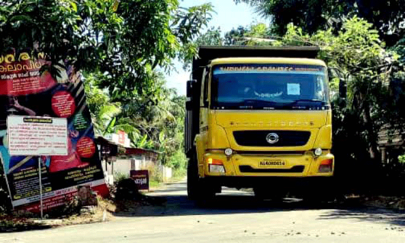 നിയന്ത്രണമില്ലാതെ ഭാരം കയറ്റിയ വാഹനങ്ങൾ; കടപ്പാക്കുഴി പാലം അപകടാവസ്ഥയിൽ നിയന്ത്രണമില്ലാതെ ഭാരം കയറ്റിയ വാഹനങ്ങൾ; കടപ്പാക്കുഴി പാലം അപകടാവസ്ഥയിൽ