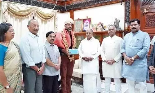 ടെന്നീസ് താരം ബൊപ്പണ്ണയെ മുഖ്യമന്ത്രി സിദ്ധരാമയ്യ അനുമോദിച്ചപ്പോൾ