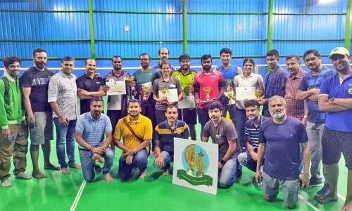 കു​ന്ദ​ല​ഹ​ള്ളി കേ​ര​ള സ​മാ​ജം സം​ഘ​ടി​പ്പി​ച്ച ബാ​ഡ്മി​ന്റ​ൺ മ​ത്സ​ര​വി​ജ​യി​ക​ൾ സം​ഘാ​ട​ക​ർ​ക്കൊ​പ്പം