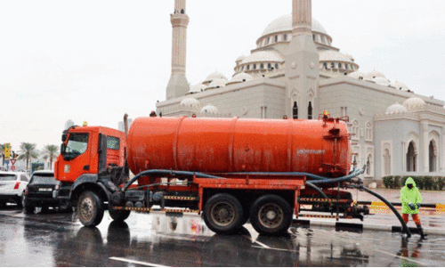 ഷാ​ർ​ജ മു​നി​സി​പ്പാ​ലി​റ്റി റോ​ഡു​ക​ളി​ലെ വെ​ള്ളം നീ​ക്കു​ന്നു