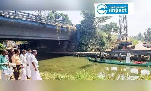 പാ​ലം പ​ണി​യു​ന്ന സ്ഥ​ല​ത്ത്  ജ​ന​പ്ര​തി​നി​ധി​ക​ൾ  എ​ത്തി​യ​പ്പോ​ൾ.