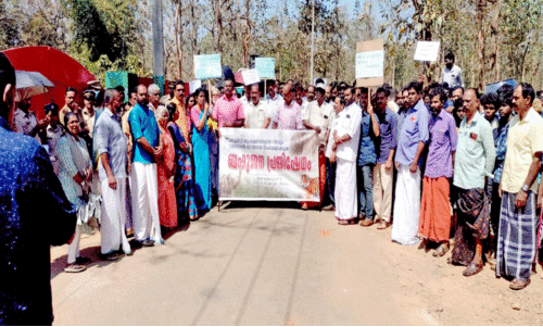 പി​ടി​യി​ലാ​കാ​തെ ക​ടു​വ; പ്ര​തി​ഷേ​ധ​വു​മാ​യി നാ​ട്ടു​കാ​ർ ഫോ​റ​സ്റ്റ് സ്റ്റേ​ഷ​നി​ലേ​ക്ക് മാ​ർ​ച്ച് ന​ട​ത്തി