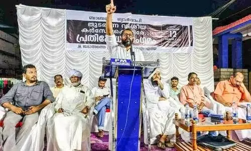 ജ​മാ​അ​ത്തെ ഇ​സ്‌​ലാ​മി കാ​യം​കു​ള​ത്ത് ന​ട​ത്തി​യ പ്ര​തി​ഷേ​ധ സം​ഗ​മം സം​സ്ഥാ​ന സെ​ക്ര​ട്ട​റി അ​ബ്ദു​ൽ ഹ​ക്കീം ന​ദ്​​വി ഉ​ദ്ഘാ​ട​നം ചെ​യ്യു​ന്നു