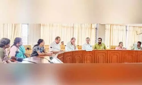 മൂ​ത്ത​കു​ന്നം ഗ​വ.​എ​ൽ.​പി സ്‌​കൂ​ളി​നാ​യി സ്‌​ഥ​ലം ഏ​റ്റെ​ടു​ക്കു​ന്ന​തുമായി ബന്ധപ്പെട്ട്​ തി​രു​വ​ന​ന്ത​പു​ര​ത്ത് ന​ട​ന്ന യോ​ഗം