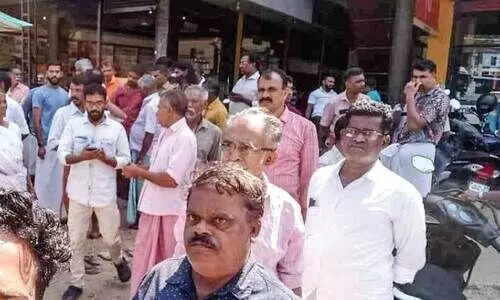 ഗ്രീ​ൻ​ഫീ​ൽ​ഡ് പാ​ത​ക്ക് സ്ഥ​ലം വി​ട്ടുന​ൽ​കു​ന്ന​വ​ർ ​പ്രതിഷേധസംഗമം നടത്തുന്നു