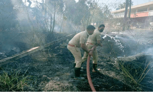 അ​ക​മ​ല പെ​ട്രോ​ൾ പ​മ്പി​ന് സ​മീ​പം തീ​പി​ടി​ത്തം
