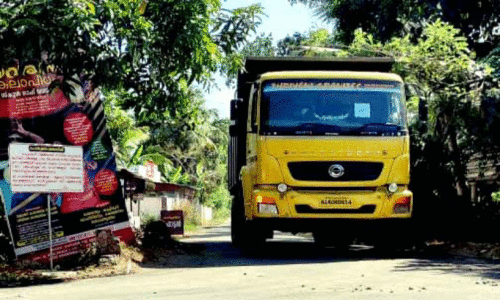 നിയന്ത്രണമില്ലാതെ ഭാരം കയറ്റിയ വാഹനങ്ങൾ; കടപ്പാക്കുഴി പാലം അപകടാവസ്ഥയിൽ നിയന്ത്രണമില്ലാതെ ഭാരം കയറ്റിയ വാഹനങ്ങൾ; കടപ്പാക്കുഴി പാലം അപകടാവസ്ഥയിൽ