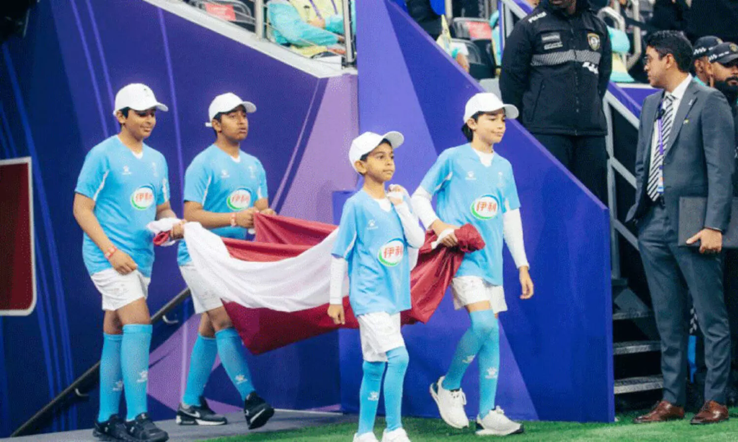 കളിയുടെ അരികുചേർന്ന് കുട്ടിപ്പടകൾ