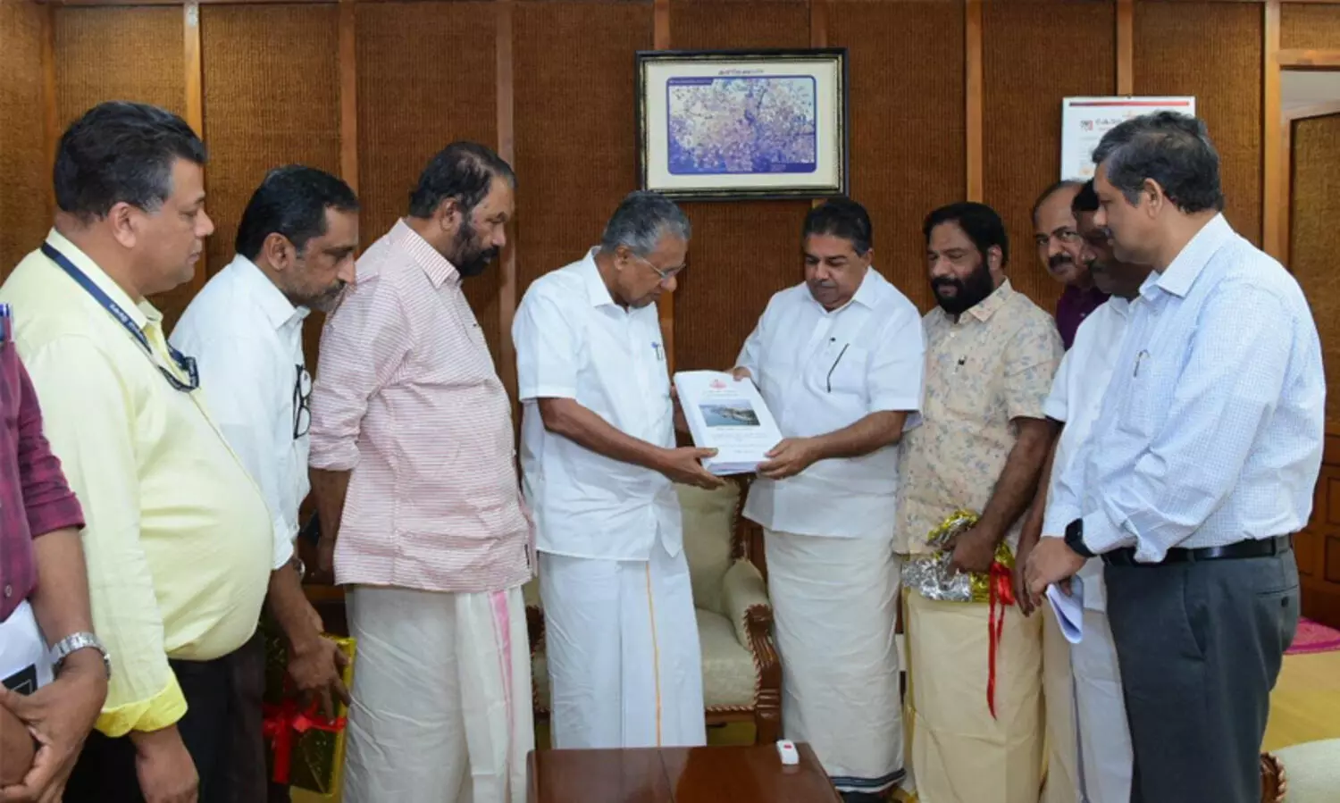 മുതലപ്പൊഴി വികസനത്തിന് 164 കോടിയുടെ പദ്ധതിരേഖ മുഖ്യമന്ത്രിക്ക് കൈമാറി