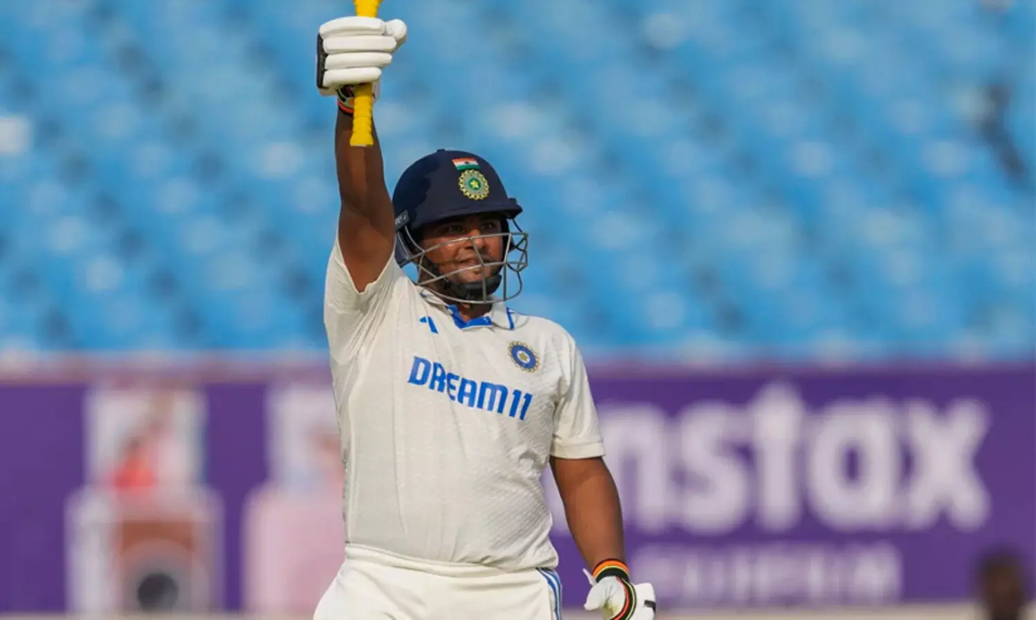 സർഫറാസിന് രാജകീയ അരങ്ങേറ്റം! 48 പന്തിൽ അർധ സെഞ്ച്വറി; ജദേജക്കും സെഞ്ച്വറി; 300 കടന്ന് ഇന്ത്യ