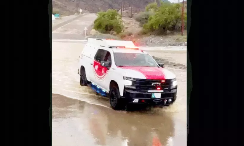 കുത്തൊഴുക്കിൽപെട്ട അഞ്ചു വാഹനങ്ങൾക്ക്​ രക്ഷകരായി​ പൊലീസ്