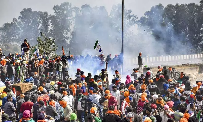 ഡ​ൽ​ഹി​യി​ലേ​ക്ക് തി​രി​ച്ച ക​ർ​ഷ​ക​രെ പി​രി​ച്ചു​വി​ടാ​ൻ പ​ഞ്ചാ​ബ്-​ഹ​രി​യാ​ന അ​തി​ർ​ത്തി പ്ര​ദേ​ശ​മാ​യ ശം​ഭു​വി​ൽ പൊ​ലീ​സ് ക​ണ്ണീ​ർ വാ​ത​കം പ്ര​യോ​ഗി​ച്ച​പ്പോ​ൾ