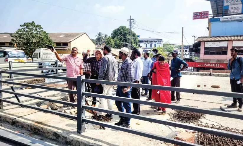 എം.​ഡി.​ആ​ർ.​എം എ​സ്. ജ​യ്കൃ​ഷ്ണ​ന്റെ നേ​തൃ​ത്വ​ത്തി​ൽ കു​റ്റി​പ്പു​റം റെ​യി​ൽ​വേ സ്റ്റേ​ഷ​ൻ വി​ക​സ​ന പ്ര​വ​ർ​ത്ത​ന​ങ്ങ​ൾ വി​ല​യി​രു​ത്തു​ന്നു