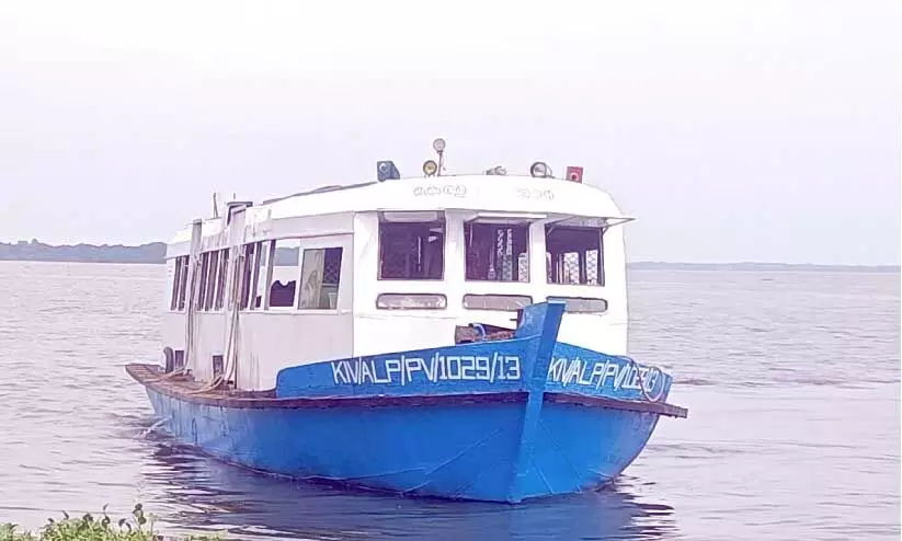 മുഹമ്മ-ചീപ്പുങ്കൽ-മണിയാപറമ്പ് റൂട്ടിൽ നിലവിൽ സർവിസ് നടത്തുന്ന ബോട്ട് മുഹമ്മ-ചീപ്പുങ്കൽ-മണിയാപറമ്പ് റൂട്ടിൽ നിലവിൽ സർവിസ് നടത്തുന്ന ബോട്ട്