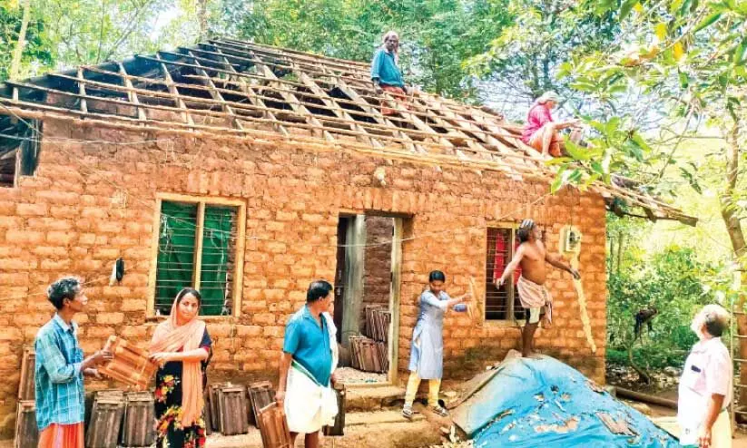 ക​ല്ലൂ​രി​ൽ ക​ലാ​ധ​ര​ൻ -സു​മ​തി ദ​മ്പ​തി​ക​ളു​ടെ വീ​ട് സി.​പി.​ഐ പ്ര​വ​ർ​ത്ത​ക​ർ ശ്ര​മ​ദാ​ന​ത്തി​ലൂ​ടെ ന​വീ​ക​രി​ക്കുന്നു