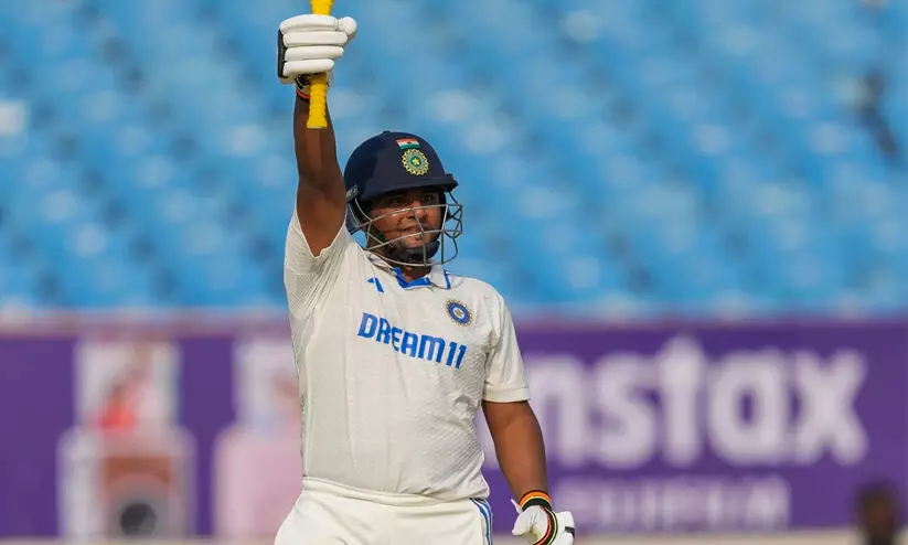 സർഫറാസിന് രാജകീയ അരങ്ങേറ്റം! 48 പന്തിൽ അർധ സെഞ്ച്വറി; ജദേജക്കും സെഞ്ച്വറി; 300 കടന്ന് ഇന്ത്യ സർഫറാസിന് രാജകീയ അരങ്ങേറ്റം! 48 പന്തിൽ അർധ സെഞ്ച്വറി; ജദേജക്കും സെഞ്ച്വറി; 300 കടന്ന് ഇന്ത്യ