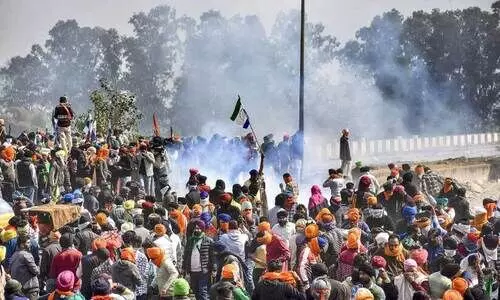 ഡ​ൽ​ഹി​യി​ലേ​ക്ക് തി​രി​ച്ച ക​ർ​ഷ​ക​രെ പി​രി​ച്ചു​വി​ടാ​ൻ പ​ഞ്ചാ​ബ്-​ഹ​രി​യാ​ന അ​തി​ർ​ത്തി പ്ര​ദേ​ശ​മാ​യ ശം​ഭു​വി​ൽ പൊ​ലീ​സ് ക​ണ്ണീ​ർ വാ​ത​കം പ്ര​യോ​ഗി​ച്ച​പ്പോ​ൾ