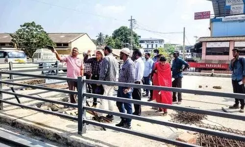 എം.​ഡി.​ആ​ർ.​എം എ​സ്. ജ​യ്കൃ​ഷ്ണ​ന്റെ നേ​തൃ​ത്വ​ത്തി​ൽ കു​റ്റി​പ്പു​റം റെ​യി​ൽ​വേ സ്റ്റേ​ഷ​ൻ വി​ക​സ​ന പ്ര​വ​ർ​ത്ത​ന​ങ്ങ​ൾ വി​ല​യി​രു​ത്തു​ന്നു