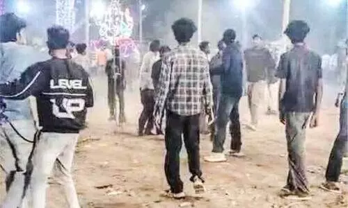 യു​വാ​ക്ക​ൾ സം​ഘ​ട്ട​നം ന​ട​ത്തു​ന്ന വി​ഡി​യോ​യി​ൽ​നി​ന്ന്