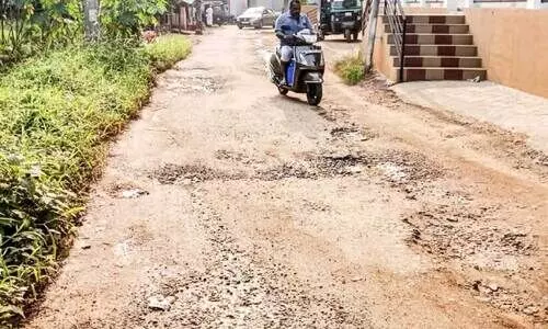 ത​ക​ർ​ന്ന പു​തു​ച്ചി​റ -മു​ത​ല​ക്കോ​ടം റോ​ഡ്​