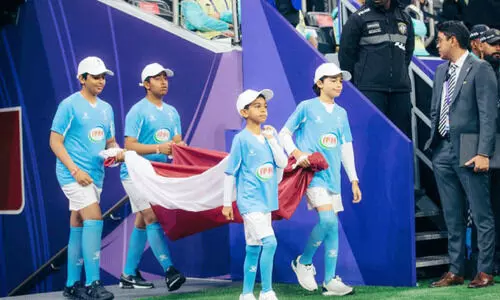 കളിയുടെ അരികുചേർന്ന് കുട്ടിപ്പടകൾ