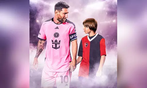 മയാമിയിലെ മെസ്സിയുടെ കൈപിടിച്ച് ന്യൂവൽസിലെ കുഞ്ഞു മെസ്സി..!; സൗഹൃദ മത്സരത്തിന് മയാമിയുടെ വേറിട്ട വരവേൽപ്പ്