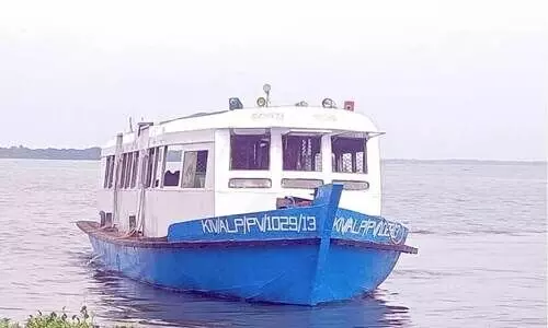 മു​ഹ​മ്മ-​ചീ​പ്പു​ങ്ക​ൽ-​മ​ണി​യാ​പ​റ​മ്പ് റൂ​ട്ടി​ൽ നി​ല​വി​ൽ സ​ർ​വി​സ്​ ന​ട​ത്തു​ന്ന​ ബോ​ട്ട്