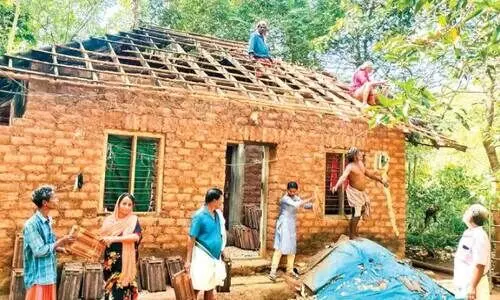 ക​ല്ലൂ​രി​ൽ ക​ലാ​ധ​ര​ൻ -സു​മ​തി ദ​മ്പ​തി​ക​ളു​ടെ വീ​ട് സി.​പി.​ഐ പ്ര​വ​ർ​ത്ത​ക​ർ ശ്ര​മ​ദാ​ന​ത്തി​ലൂ​ടെ ന​വീ​ക​രി​ക്കുന്നു