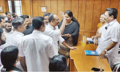 പ്ര​സി​ഡ​ന്റും പ്ര​തി​പ​ക്ഷാം​ഗ​ങ്ങ​ളും ത​മ്മി​ലെ വാ​ക്കേ​റ്റം