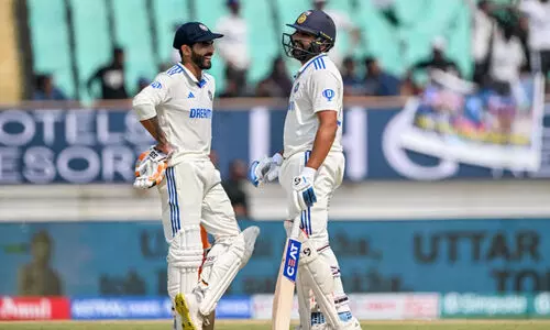 രോഹിതിന് തകർപ്പൻ സെഞ്ച്വറി, ജദേജക്ക് അർധ സെഞ്ച്വറി; ഇന്ത്യ പൊരുതുന്നു