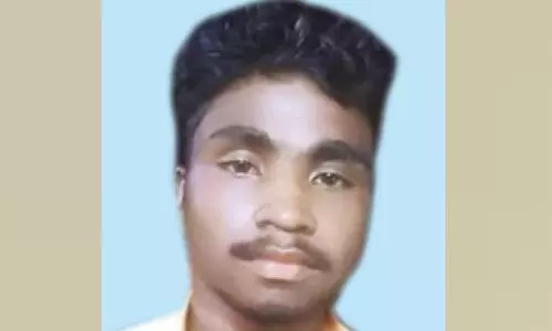 ക​വു​ങ്ങി​ൽ ക​യ​റു​ന്ന​തി​നി​ടെ ക​ട​പു​ഴ​കി യു​വാ​വ് മ​രി​ച്ചു