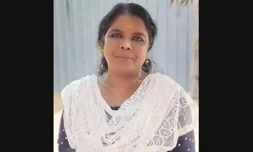 സ്കൂൾ ജീവനക്കാരി സ്കൂളിന് മുന്നിൽ ബൈക്കിടിച്ച്  മരിച്ചു