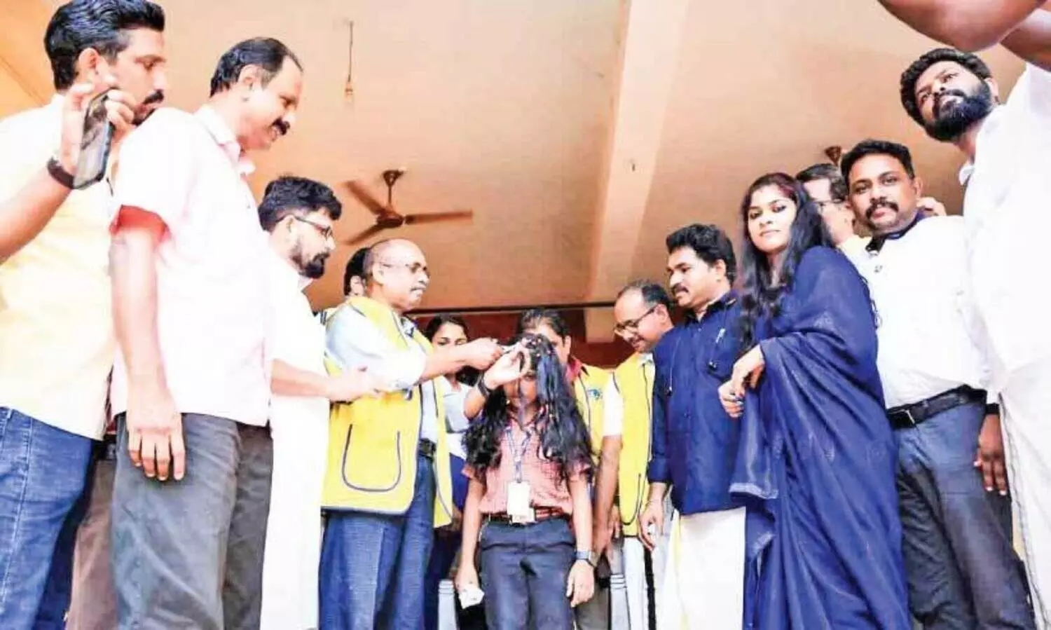 ചൈ​ൽ​ഡ് ഹു​ഡ് കാ​ൻ​സ​ർ ഡി​സ്ട്രി​ക്ട് കോ​ർ​ഡി​നേ​റ്റ​ർ എം.​വി. അ​ശോ​ക​ൻ കാ​ശി​നാ​ഥി​ന്റെ മു​ടി മു​റി​ച്ച് പ​രി​പാ​ടി ഉ​ദ്ഘാ​ട​നം ചെ​യു​ന്നു