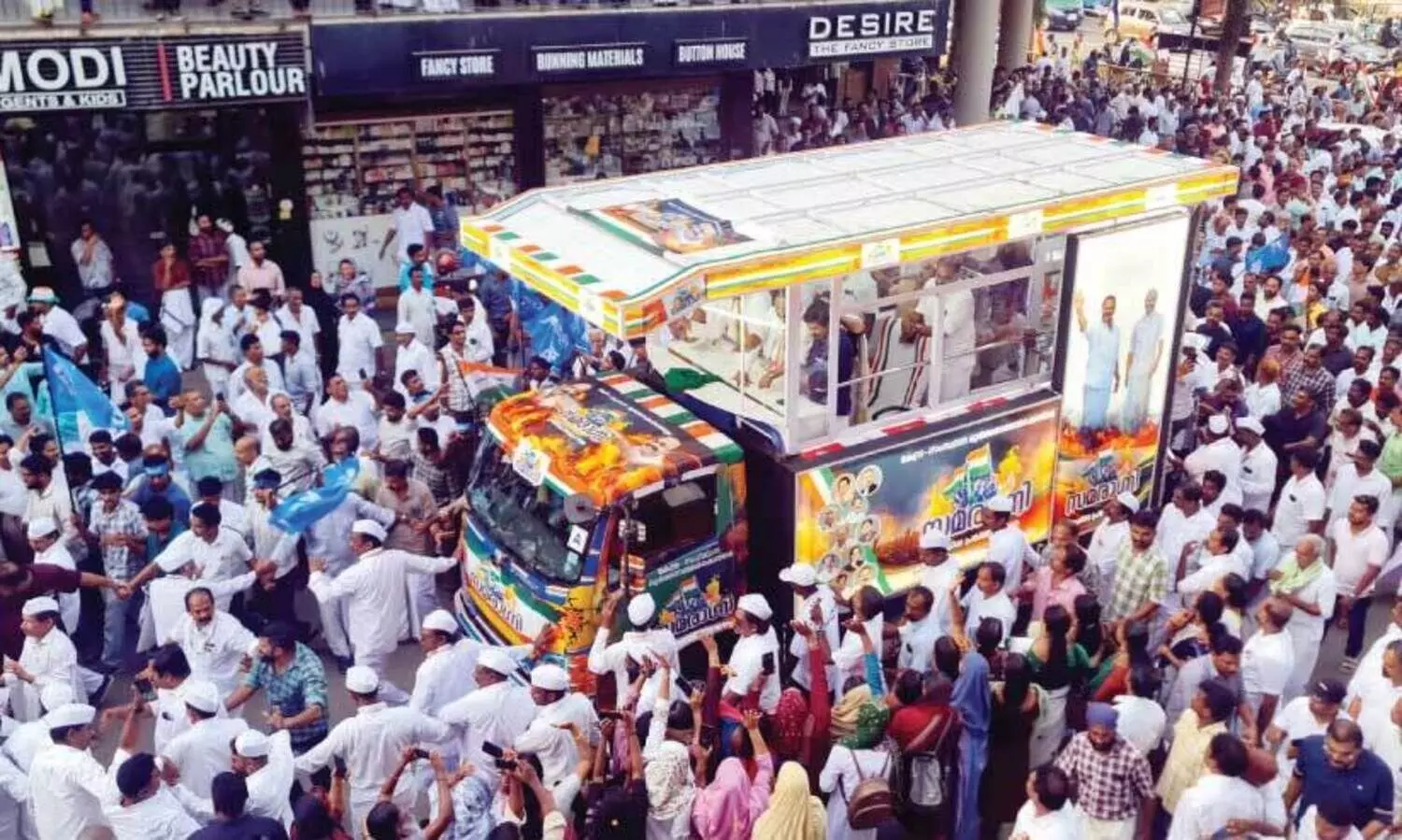 കോ​ൺ​ഗ്ര​സ് സ​മ​രാ​ഗ്നി ജാ​ഥ​ക്ക്  അ​രീ​ക്കോ​ട്ട് ന​ൽ​കി​യ സ്വീ​ക​ര​ണ​ത്തി​ൽ നി​ന്ന്