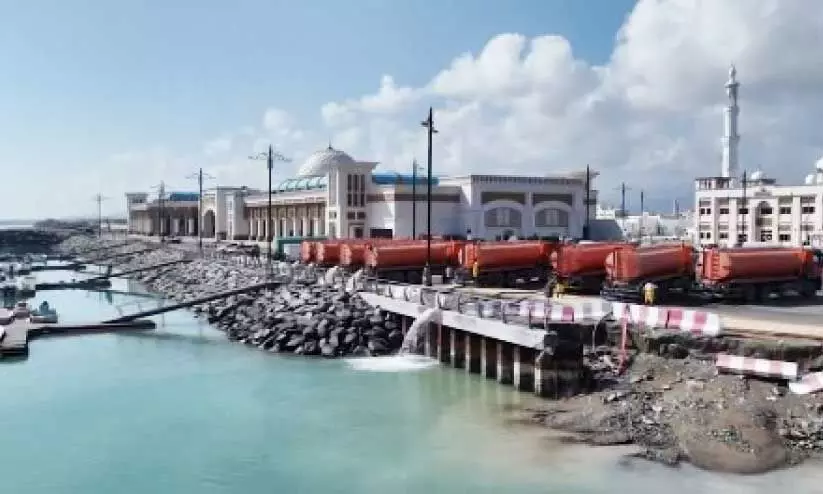 കൽബ നഗരത്തിൽനിന്ന് വെള്ളം നീക്കംചെയ്യുന്ന ടാങ്കർ ലോറികൾ കൽബ നഗരത്തിൽനിന്ന് വെള്ളം നീക്കംചെയ്യുന്ന ടാങ്കർ ലോറികൾ