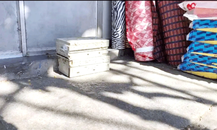 എ.ടി.എമ്മിനുമുന്നിൽ പെട്ടികൾ ഉപേക്ഷിച്ച നിലയിൽ; വട്ടം കറങ്ങി പൊലീസ് എ.ടി.എമ്മിനുമുന്നിൽ പെട്ടികൾ ഉപേക്ഷിച്ച നിലയിൽ; വട്ടം കറങ്ങി പൊലീസ്