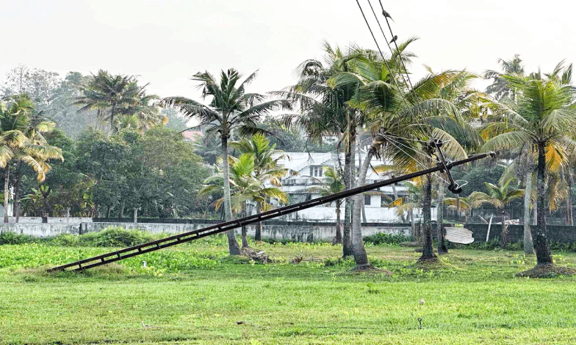 കാറ്റിൽ ചരിഞ്ഞ വൈദ്യുതി പോസ്റ്റ് ഏഴു മാസമായിട്ടും മാറ്റിയില്ല