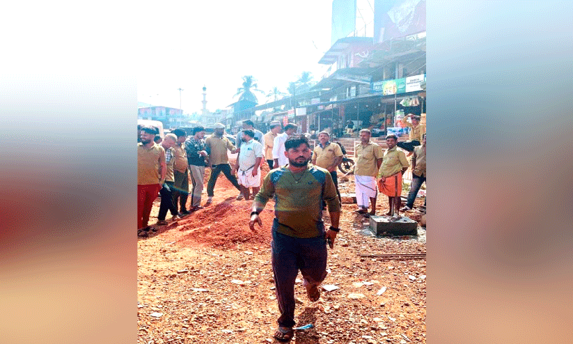 ബ​ദി​യ​ടു​ക്ക ടൗ​ണി​ൽ ഒ​ാട്ടോ സ്റ്റാ​ൻ​ഡ് സ്ഥ​ല​ത്ത് ബ​സ് കാ​ത്തി​രി​പ്പ് കേ​ന്ദ്രം നി​ർ​മാ​ണം ഓ​ട്ടോ തൊ​ഴി​ലാ​ളി​ക​ൾ ത​ട​യു​ന്നു.