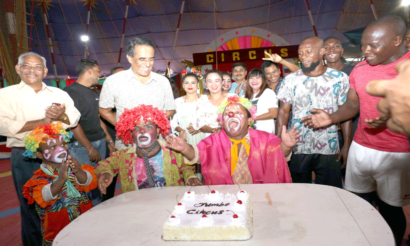 ഈ വലിയ ചെറിയ ചിരിക്ക് തമ്പിൽ 50 വയസ്സ് ഈ വലിയ ചെറിയ ചിരിക്ക് തമ്പിൽ 50 വയസ്സ്