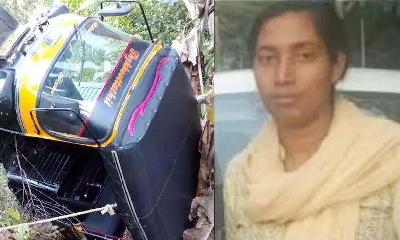 സ്കൂൾ കുട്ടികളുമായി പോയ ഓട്ടോ മറിഞ്ഞ് വനിത ഡ്രൈവർ മരിച്ചു