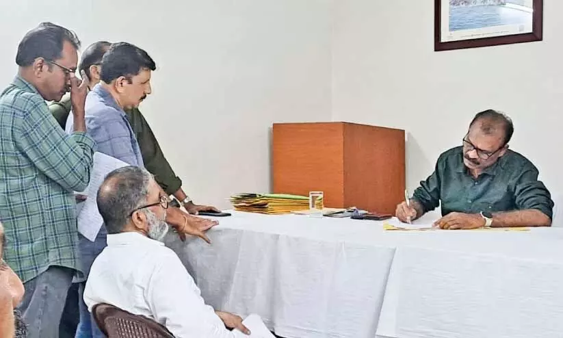 സം​സ്ഥാ​ന വി​വ​രാ​വ​കാ​ശ ക​മീ​ഷ​ണ​ർ ഡോ. ​കെ.​എം. ​ദി​ലീ​പ്​ മ​ല​പ്പു​റം ഗ​വ. ഗെ​സ്​​റ്റ്​ ഹൗ​സി​ൽ പരാതികൾ കേൾക്കുന്നു