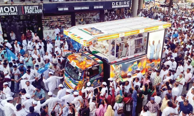 കോ​ൺ​ഗ്ര​സ് സ​മ​രാ​ഗ്നി ജാ​ഥ​ക്ക്  അ​രീ​ക്കോ​ട്ട് ന​ൽ​കി​യ സ്വീ​ക​ര​ണ​ത്തി​ൽ നി​ന്ന്