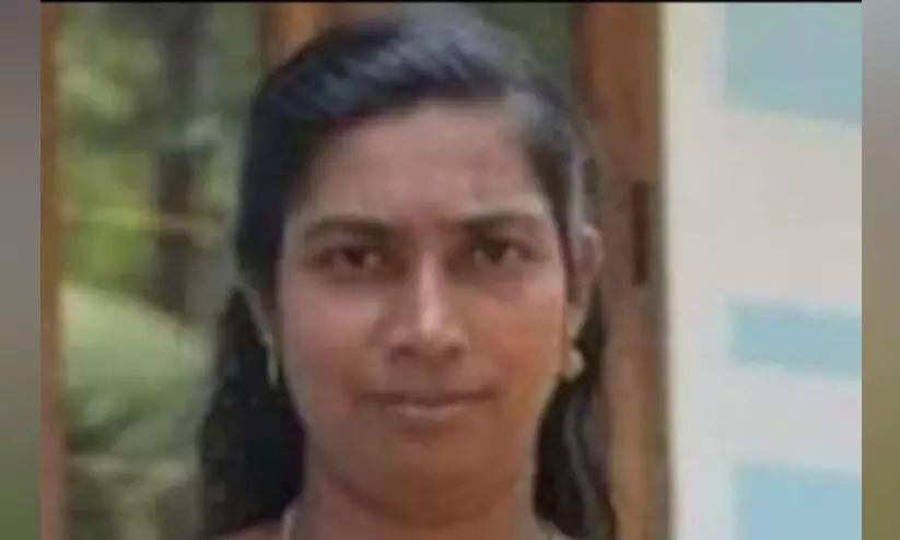 സ്കൂൾ കുട്ടികളുമായി വന്ന ഓട്ടോ നിയന്ത്രണം വിട്ട് മറിഞ്ഞ് വനിത ഡ്രൈവര് മരിച്ചു സ്കൂൾ കുട്ടികളുമായി വന്ന ഓട്ടോ നിയന്ത്രണം വിട്ട് മറിഞ്ഞ് വനിത ഡ്രൈവര് മരിച്ചു