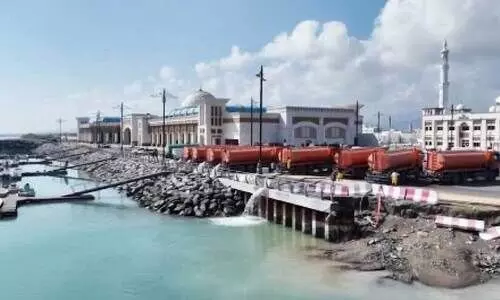 ക​ൽ​ബ ന​ഗ​ര​ത്തി​ൽ​നി​ന്ന്​ വെ​ള്ളം നീ​ക്കം​ചെ​യ്യു​ന്ന ടാ​ങ്ക​ർ ലോ​റി​ക​ൾ