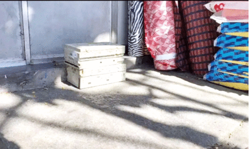 എ.​ടി.​എ​മ്മി​നു​മു​ന്നി​ൽ പെ​ട്ടി​ക​ൾ ഉ​പേ​ക്ഷി​ച്ച നി​ല​യി​ൽ; വ​ട്ടം ക​റ​ങ്ങി പൊ​ലീ​സ്